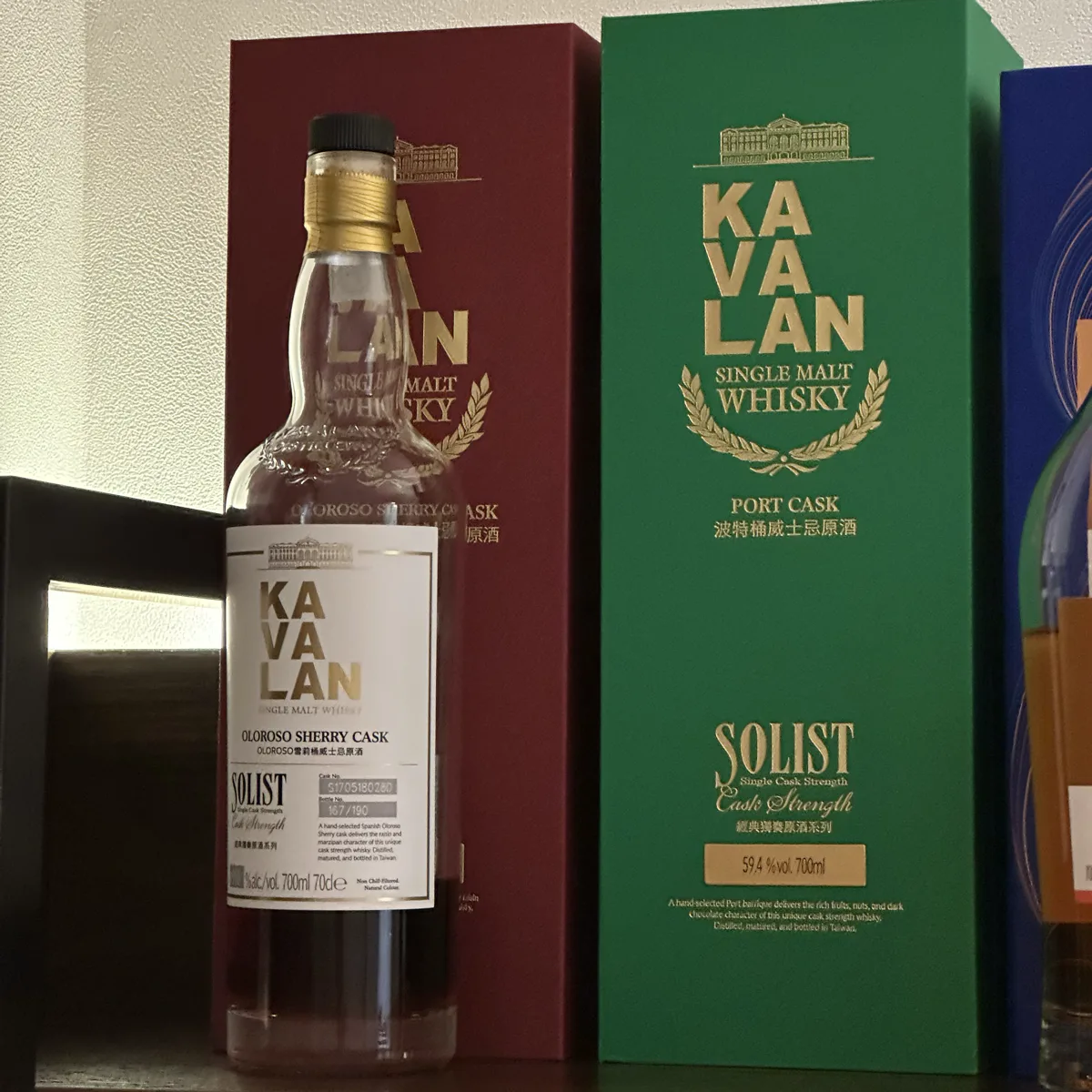 카발란 솔리스트 포트 캐스크 박스와 올로로쏘 셰리 병