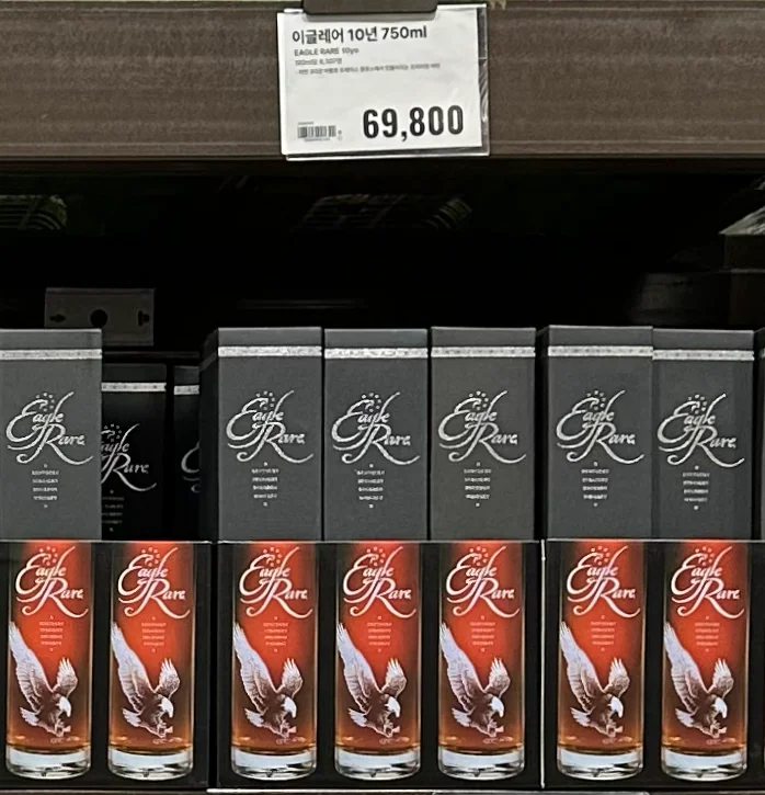 이마트 트레이더스 이글레어 10년 750ml 진열대와 69,800원 가격표