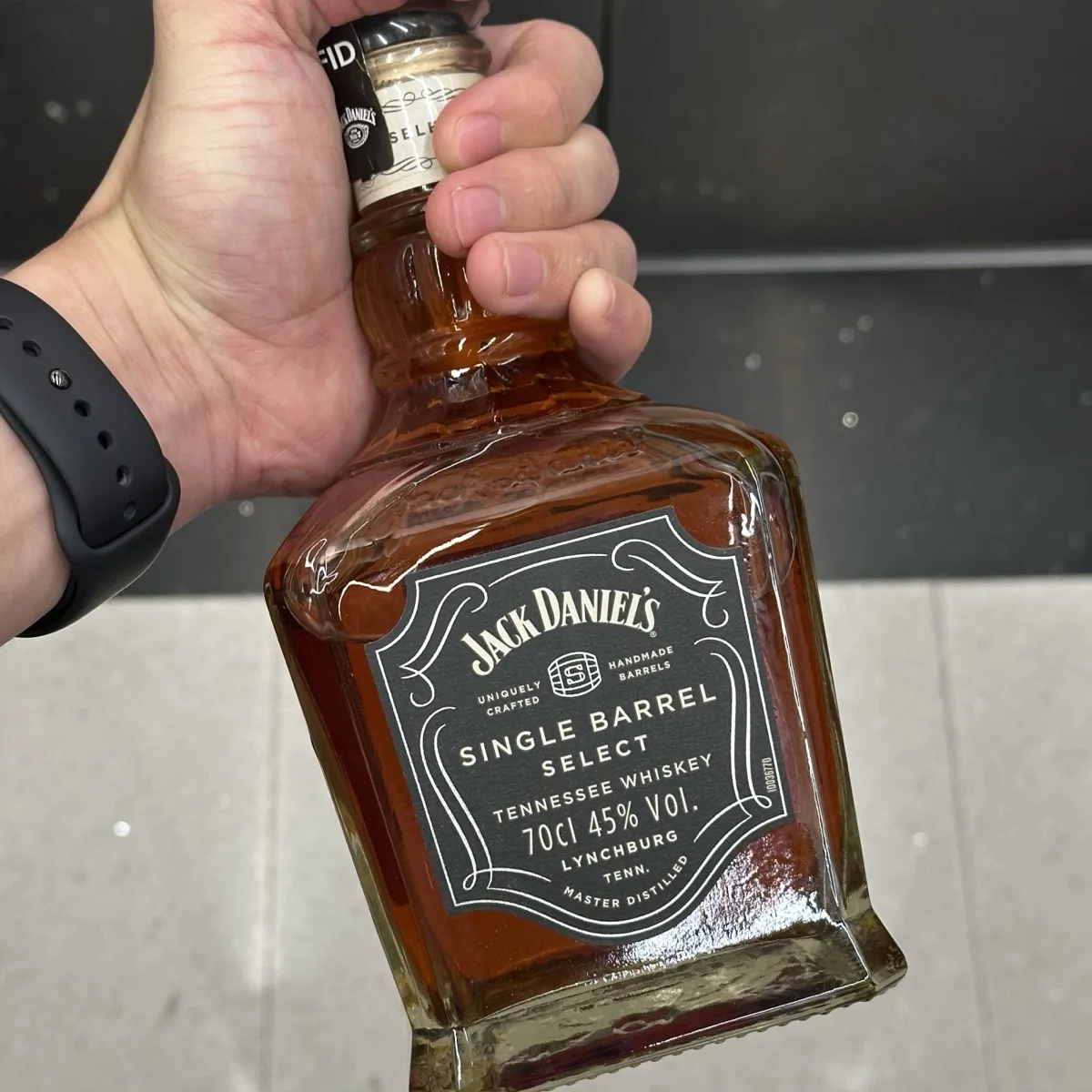 잭 다니엘스 싱글배럴 셀렉트 45% 700ml 병을 손에 든 모습